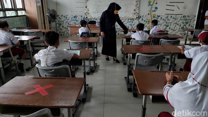Sekitar 3.050 sekolah di Jakarta bersiap untuk gelar sekolah tatap muka secara terbatas. Hal itu dilakukan seiring dengan pemberlakuan PPKM level 2 di ibu kota.
