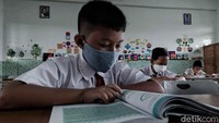 Rinciannya pada tahap pertama 6.623 sekolah dan terakhir pada 25 Oktober 2021 sebanyak 991 sekolah sehingga total mencapai 7.614 sekolah di DKI Jakarta ikut PTM terbatas.