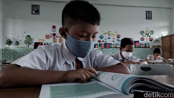 Jakarta PPKM Level 2, Ribuan Sekolah Siap Gelar PTM Terbatas Sekitar 3.050 sekolah di Jakarta bersiap untuk gelar sekolah tatap muka secara terbatas. Hal itu dilakukan seiring dengan pemberlakuan PPKM level 2 di ibu kota.
