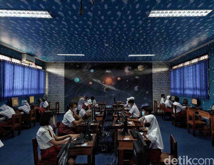 Sekitar 3.050 sekolah di Jakarta bersiap untuk gelar sekolah tatap muka secara terbatas. Hal itu dilakukan seiring dengan pemberlakuan PPKM level 2 di ibu kota.