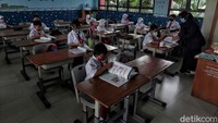 Sejumlah siswa tampak mengikuti kegiatan pembelajaran tatap muka secara terbatas di SDN 01 Pagi Sukapura, Cilincing, Jakarta Utara, Senin (1/11/2021).