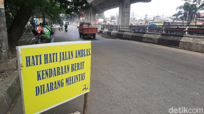 Jalan Sholeh Iskandar yang amblas akan ditutup untuk mobil