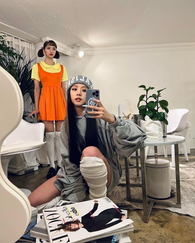 Dalam unggahan lainnya, Jisoo BLACKPINK membagikan fotonya bersama Lisa BLACKPINK. Pelantun lagu ‘LALISA’ itu memakai kostum boneka ‘Red Light, Green Light’ dari drama Korea Squid Game. Foto: dok Instagram @sooyaaa__