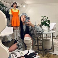 Dalam unggahan lainnya, Jisoo BLACKPINK membagikan fotonya bersama Lisa BLACKPINK. Pelantun lagu ‘LALISA’ itu memakai kostum boneka ‘Red Light, Green Light’ dari drama Korea Squid Game. Foto: dok Instagram @sooyaaa__