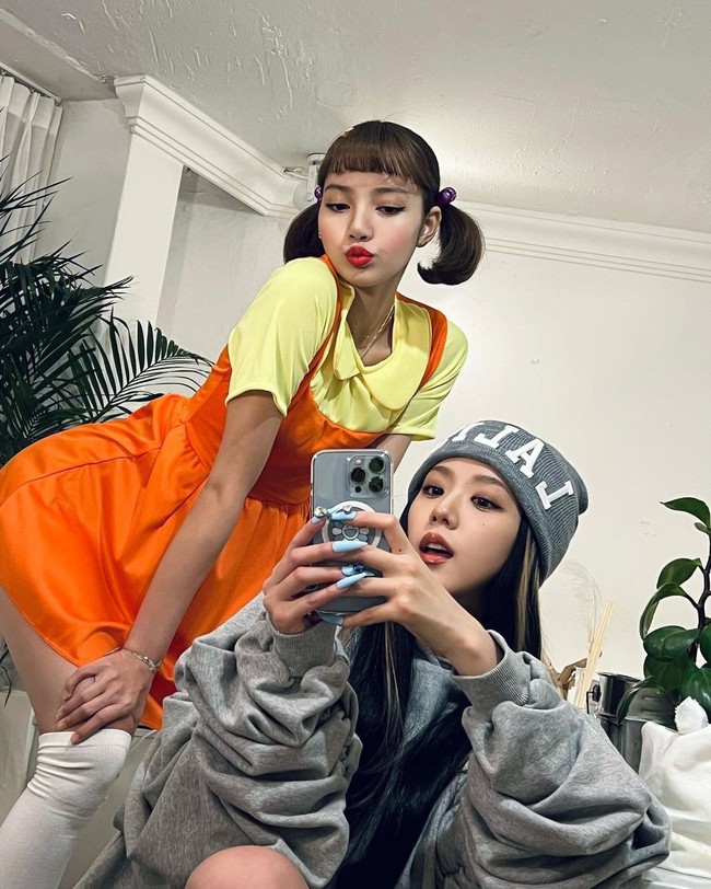 Para penggemar pun menganggap Jisoo BLACKPINK sebagai “unnie goals” karena kerap memberikan dukungan untuk debut solo Lisa BLACKPINK. Ia sebelumnya datang ke lokasi syuting video klip dan memotretnya memakai busana tradisional Thailand dengan kamera film. Foto: dok Instagram @sooyaaa__