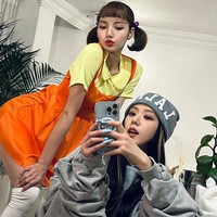 Para penggemar pun menganggap Jisoo BLACKPINK sebagai “unnie goals” karena kerap memberikan dukungan untuk debut solo Lisa BLACKPINK. Ia sebelumnya datang ke lokasi syuting video klip dan memotretnya memakai busana tradisional Thailand dengan kamera film. Foto: dok Instagram @sooyaaa__