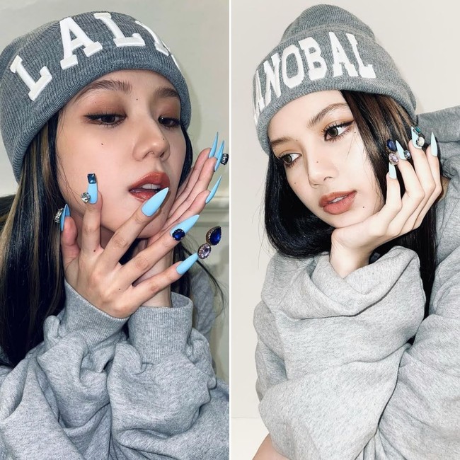 Lewat akun Instagram, Jisoo BLACKPINK membagikan potret dirinya sebagai Lisa BLACKPINK. “Hari ini aku Lalisa ✌️” tulis Jisoo sebagai keterangan fotonya. Foto: dok Instagram @sooyaaa__