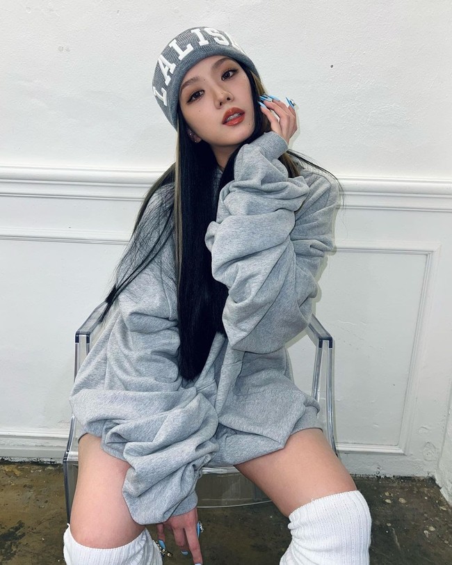 Halloween dirayakan setiap tahun pada tanggal 31 Oktober dengan memakai kostum unik. Jisoo BLACKPINK tak hanya merayakannya bersama Lisa BLACKPINK. Ia juga melakukan cosplay dan meniru gaya Lisa seperti dalam album solonya LALISA. Foto: dok Instagram @sooyaaa__