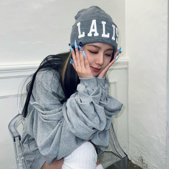 Pemain drama Korea Snowdrop itu memakai hoodie oversized berwarna abu-abu dan beanie bertuliskan LALISA. Jisoo pun memakai kaos kaki putih selutut untuk melengkapi penampilannya. Foto: dok Instagram @sooyaaa__
