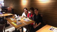 Makan di restoran, begini momen keseruan Joy Tobing dan teman-temannya. Mereka memesan jus jeruk sambil menunggu pesanan yang lain. Foto: Instagram @Joydestinitobing