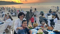 Bukan saat liburan saja, makan bersama juga sering dilakukan di rumah. Seperti momen yang satu ini, mereka menikmati hidangan berkuah. Foto: Instagram @Joydestinitobing