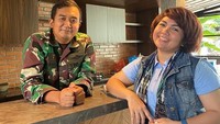 Kabar bahagia datang dari seorang penyanyi Joy Tobing. Pada Minggu (31/10) ia melangsungkan pernikahan dengan Cahyo Pernomo, anggita TNI AD. Foto: Instagram @Joydestinitobing