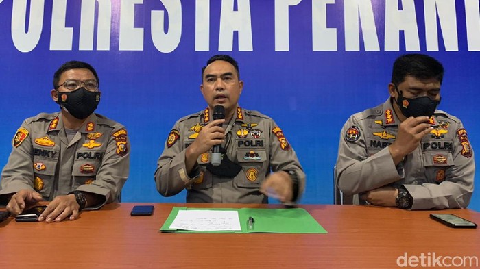 Kapolresta Pekanbaru, Kombes Pria Budi dalam konferensi pers