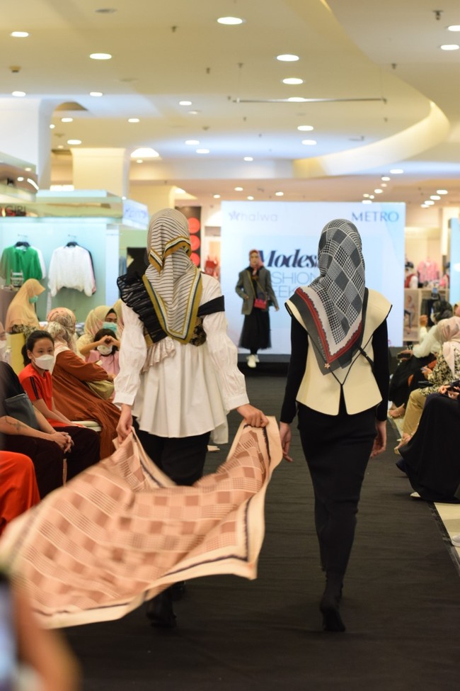 Inilah hijab scarf Halwa yang ditampilkan dalam fashion show untuk koleksi Serampai. Foto: dok. Halwa