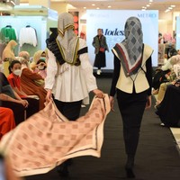Inilah hijab scarf Halwa yang ditampilkan dalam fashion show untuk koleksi Serampai. Foto: dok. Halwa