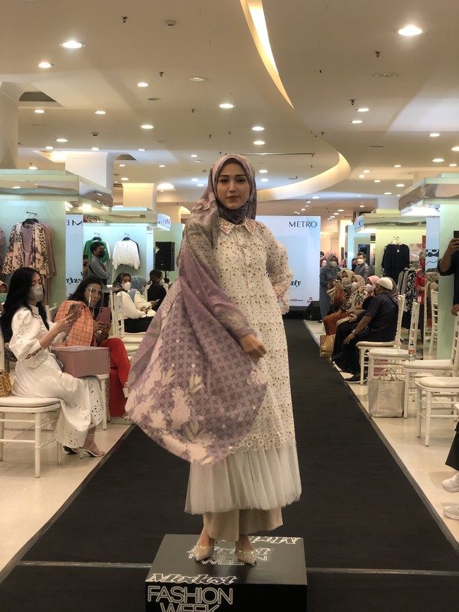 Acara tersebut dimeriahkan oleh kehadiran bintang tamu Adelia Pasha. Sebelumnya Halwa juga pernah berkolaborasi bersama Adelia dengan koleksi Halwa x Adelia Pasha. Foto: Gresnia/Wolipop