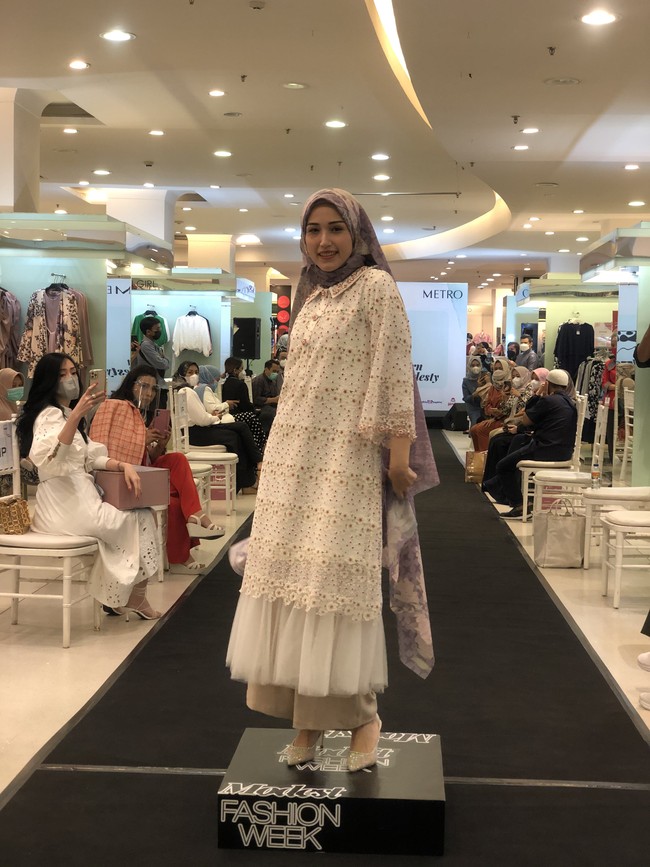 Ukuran koleksi hijab Serampai memakai ukuran 119x119 cm. Ada juga ukuran yang lebih lebar agar bisa dipakai syari. Dan hijab pashmina yang lebih lebar dan panjang.  Foto: Gresnia/Wolipop