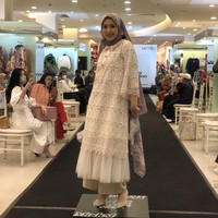 Ukuran koleksi hijab Serampai memakai ukuran 119x119 cm. Ada juga ukuran yang lebih lebar agar bisa dipakai syari. Dan hijab pashmina yang lebih lebar dan panjang.  Foto: Gresnia/Wolipop