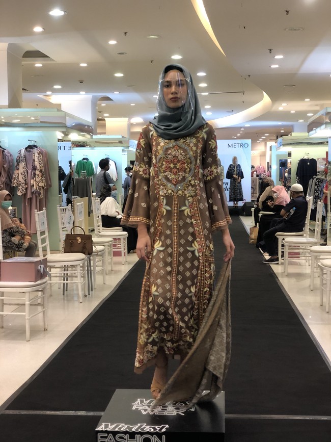 Koleksi ulang tahun yang ke-3 ini mengambil unsur kecantikan Indonesia, ada batik dan bunga melati. Ada beberapa warna pastel dan bold. Kenapa? Biar cantiknya wanita Indonesia itu berbeda-beda. Halwa ingin memberikan opsi agar cocok dengan skintone masing-masing, tutur Tari Puji Lestari pendiri Halwa. Foto: Gresnia/Wolipop