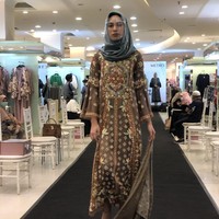 Koleksi ulang tahun yang ke-3 ini mengambil unsur kecantikan Indonesia, ada batik dan bunga melati. Ada beberapa warna pastel dan bold. Kenapa? Biar cantiknya wanita Indonesia itu berbeda-beda. Halwa ingin memberikan opsi agar cocok dengan skintone masing-masing, tutur Tari Puji Lestari pendiri Halwa. Foto: Gresnia/Wolipop