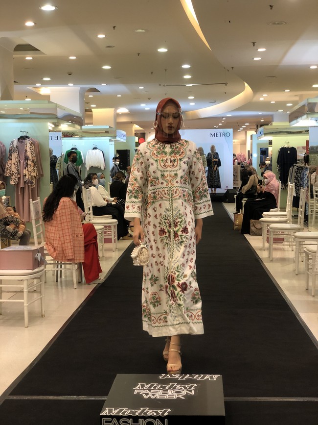 Motif batik yang digunakan perpaduan motif batik Kawung dan Truntum. Tari juga menjelaskan bahan yang digunakan dalam koleksi terbarunya itu. Ada motif bunga melati masih putik dan sudah mekar. Kalau bahannya ada signature material premium, yang pertama ada voal cashmere ada teksturnya, lalu ada bahan voal silk yang mengkilap, bahannya ultrafine, jelasnya. Foto: Gresnia/Wolipop