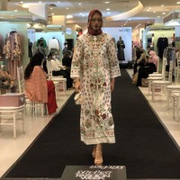 Motif batik yang digunakan perpaduan motif batik Kawung dan Truntum. Tari juga menjelaskan bahan yang digunakan dalam koleksi terbarunya itu. Ada motif bunga melati masih putik dan sudah mekar. Kalau bahannya ada signature material premium, yang pertama ada voal cashmere ada teksturnya, lalu ada bahan voal silk yang mengkilap, bahannya ultrafine, jelasnya. Foto: Gresnia/Wolipop