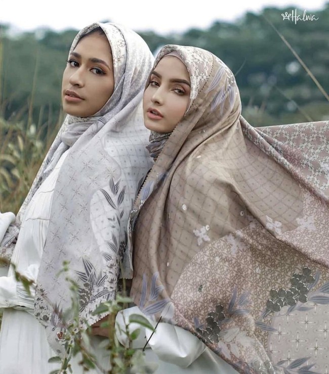 Selama tiga tahun, Halwa berinovasi dengan produk-produk fashion lainnya seperti apparel, essentials, bergo, mukena, dan sajadah. Rencana selanjutnya yang akan segera dilakukan untuk pengembangan bisnis Halwa dan ekspansi penjualan. Menjadi brand yang sustainable, dalam segala aspek, menjadi visi Halwa kedepan, tutup Tari. Foto: Dok. Instagram @halwa.scarf.