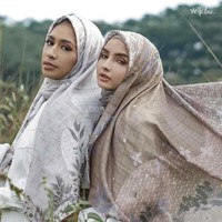 Selama tiga tahun, Halwa berinovasi dengan produk-produk fashion lainnya seperti apparel, essentials, bergo, mukena, dan sajadah. Rencana selanjutnya yang akan segera dilakukan untuk pengembangan bisnis Halwa dan ekspansi penjualan. Menjadi brand yang sustainable, dalam segala aspek, menjadi visi Halwa kedepan, tutup Tari. Foto: Dok. Instagram @halwa.scarf.
