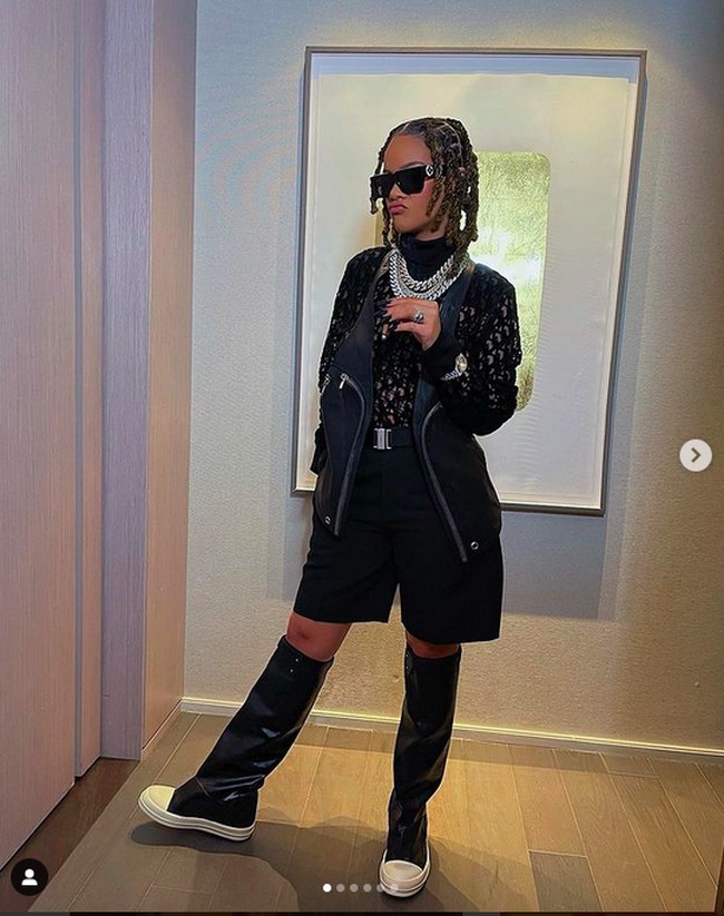 Rihanna memanfaatkan Halloween ini sebagai penghormatan untuk rekannya, rapper Gunna. Atasan hitam Dior yang transparan tetap mengakomodasi penyanyi 33 tahun itu. (Foto: Instagram)