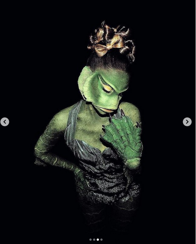 Ada yang bisa menebak siapa di balik makhluk hijau yang seksi ini? Jawabannya adalah Ariana Grande. (Foto: Instagram)