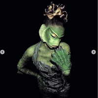 Ada yang bisa menebak siapa di balik makhluk hijau yang seksi ini? Jawabannya adalah Ariana Grande. (Foto: Instagram)