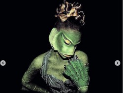 9 Artis Dunia Berkostum Halloween Terseksi, Hailey Baldwin Hingga Rihanna