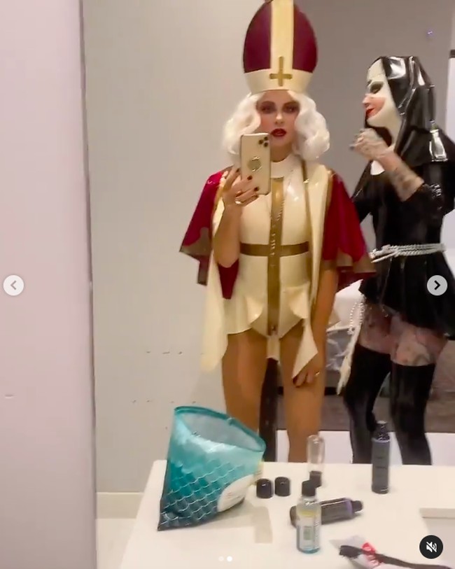 Pope but make it fashion. Aktris Inggris Kate Beckinsale sepertinya ingin menjadi seorang paus perempuan pertama. (Foto: Instagram)