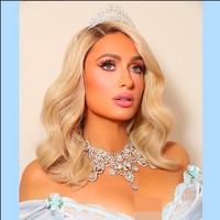 Bergaun biru, lengkap dengan mahkota dan perhiasan berlian yang glamor. Bisa dipastikan Paris Hilton bersolek bak Cinderella. A dream is a wish your heart makes. 💫❤️💫 Keep believing in magic! 👑💕⭐️ #Cinderella, tulis Paris di Instagram. (Foto: Instagram)