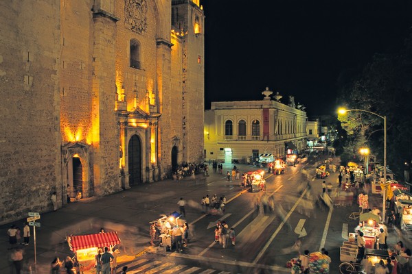 Merida membawa kemenangan untuk Meksiko. Kota cantik di pinggir Meksiko ini memang sangat menggoda saat malam hari (Getty Images/iStockphoto/S. Greg Panosian) Merida membawa kemenangan untuk Meksiko. Kota cantik di pinggir Meksiko ini memang sangat menggoda saat malam hari (Getty Images/iStockphoto/S. Greg Panosian)