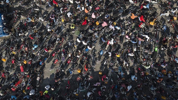 Pom bensin di Haiti dipenuhi motor dan mobil milik warga yang kesulitan mendapatkan BBM. Diketahui, negara itu kini tengah kelimpungan menghadapi krisis BBM.