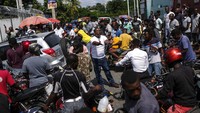 Sementara itu, sejumlah pom bensin di kawasan Port-au-Prince pun didatangi warga yang putus asa karena kesulitan mendapatkan BBM.