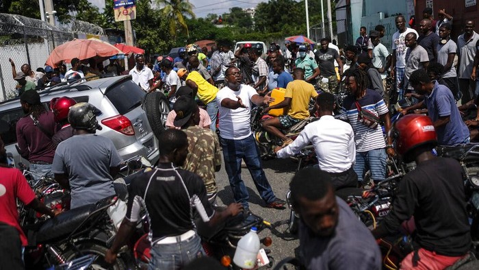 Pom bensin di Haiti dipenuhi motor dan mobil milik warga yang kesulitan mendapatkan BBM. Diketahui, negara itu kini tengah kelimpungan menghadapi krisis BBM.