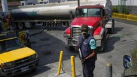 Sementara itu, guna mengantisipasi terjadinya bentrok saat mengantre bahan bakar, sejumlah petugas keamanan pun dikerahkan untuk menjaga area pom bensin di kawasan ibu kota Haiti, Port-au-Prince. 