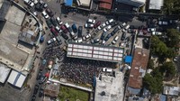 Penampakan salah satu pom bensin di kawasan Port-au-Prince yang dipenuhi oleh kendaraan warga pada Minggu (31/10/2021) waktu setempat.
