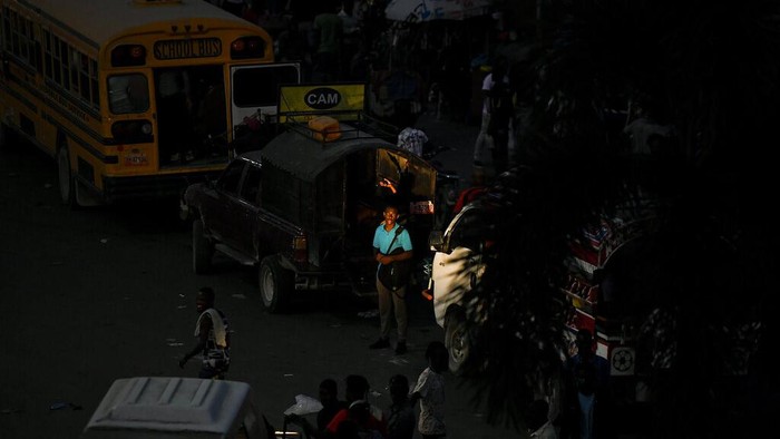 Pom bensin di Haiti dipenuhi motor dan mobil milik warga yang kesulitan mendapatkan BBM. Diketahui, negara itu kini tengah kelimpungan menghadapi krisis BBM.