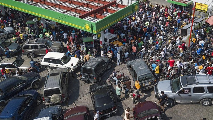 Pom bensin di Haiti dipenuhi motor dan mobil milik warga yang kesulitan mendapatkan BBM. Diketahui, negara itu kini tengah kelimpungan menghadapi krisis BBM.