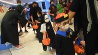 Menariknya, parade kostum bertema Halloween itu tak hanya diikuti oleh orang dewasa, sejumlah anak tampak ikut serta mengikuti parade tersebut. ANTARA FOTO/Indrianto Eko Suwarso