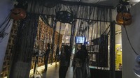 Tak hanya pusat perbelanjaan, kawasan M Bloc Space, Blok M, Jakarta, juga turut menghias area tersebut dengan ornamen Halloween. ANTARA FOTO/GALIH PRADIPTA