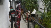 Seperti diketahui, Halloween jadi salah satu perayaan yang kerap digelar tiap akhir bulan Oktober. Identik dengan nuansa horor, tak heran sejumlah toko maupun restoran pun menghiasi tempat mereka dengan ornamen bertema Halloween atau mengelar pesta kostum bertema horor. ANTARA FOTO/GALIH PRADIPTA