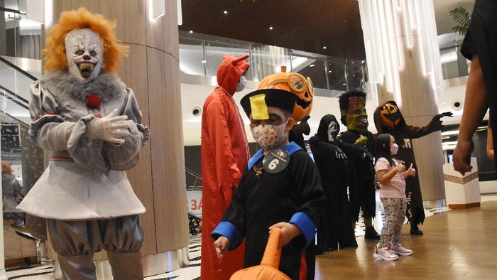 Perayaan Halloween digelar di sejumlah kawasan Jakarta. Ada yang menghias toko maupun restorannya dengan tema Halloween hingga gelar parade kostum bertema hantu
