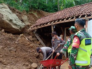 Longsor Akibat Hujan Deras 3 Jam Terjang Rumah Warga Trenggalek
