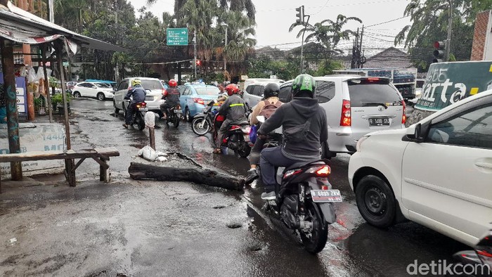 Macet akibat perbaikan got di persimpangan Jl Raya Cirendeu-Jl Lebak Bulus Raya, 1 November 2021, 17.25 WIB. (Marteen Ronaldo Pakpahan/detikcom)