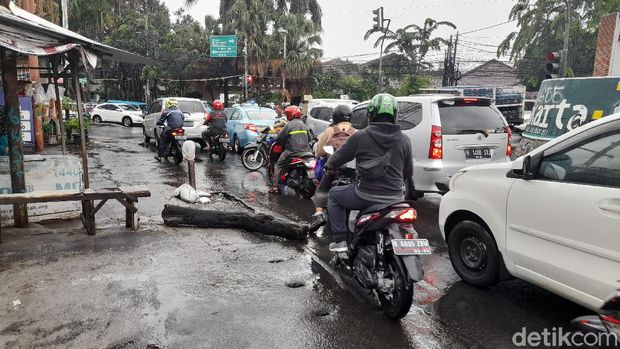 Macet akibat perbaikan got di persimpangan Jl Raya Cirendeu-Jl Lebak Bulus Raya, 1 November 2021, 17.25 WIB. (Marteen Ronaldo Pakpahan/detikcom) Macet akibat perbaikan got di persimpangan Jl Raya Cirendeu-Jl Lebak Bulus Raya, 1 November 2021, 17.25 WIB. (Marteen Ronaldo Pakpahan/detikcom)