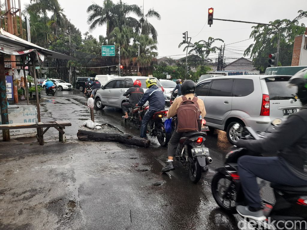 Macet akibat perbaikan got di persimpangan Jl Raya Cirendeu-Jl Lebak Bulus Raya, 1 November 2021, 17.25 WIB. (Marteen Ronaldo Pakpahan/detikcom)